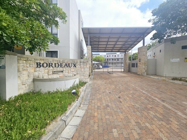  22 Bordeaux Pino Blanc, Burgundy Estate, Milnerton 